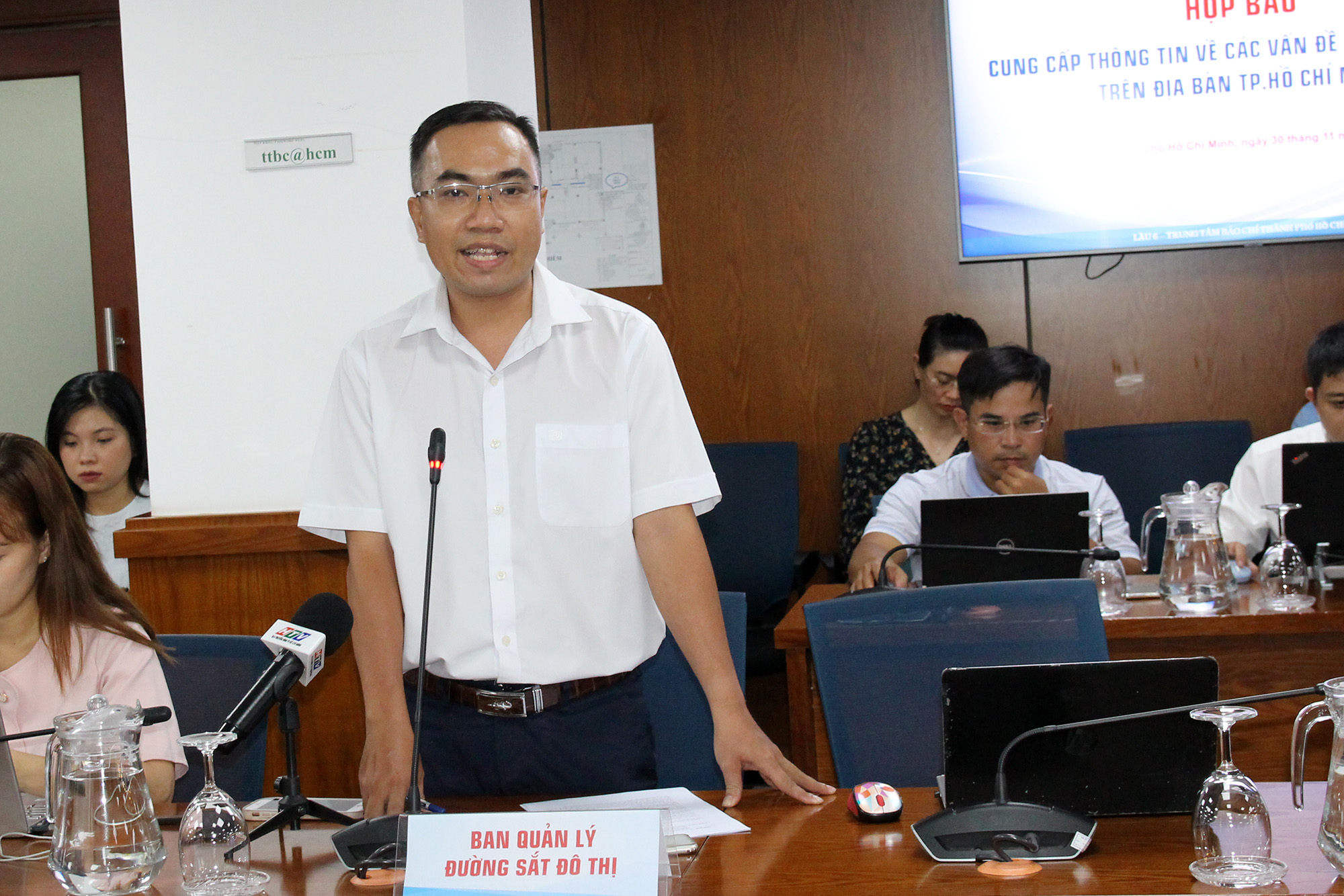 Đồng chí Hoàng Mai Tùng, Phó Giám đốc Thường trực Ban Quản lý dự án 1, Ban Quản lý Đường sắt đô thị phát biểu tại buổi họp báo (Ảnh: H.H).